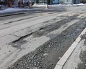 Одна из центральных дорог столицы Ямала. Ежегодно проводится ремонт дорожного полотна. Последнее "ноу-хау" - засыпка образовавшихся ям щебенкой.