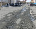 Одна из центральных дорог столицы Ямала. Ежегодно проводится ремонт дорожного полотна. Последнее "ноу-хау" - засыпка образовавшихся ям щебенкой.