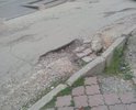 Центр города. На улице находится Бизнес Центр "Владимир", Супермаркет "Новый Свет", "Ростелеком". Выше по улице находится городская детская поликликника.Этот позор уже много лет в таком состоянии несмотря на близость крупных торговых точек и соцально-значимых мест города.