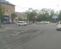 Выезд с ул. Фадеева на ул. Спортивная. Огромная яма, автомобили вынуждены двигаться с ул. Спортивной по встречной полосе.