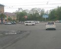 Выезд с ул. Фадеева на ул. Спортивная. Огромная яма, автомобили вынуждены двигаться с ул. Спортивной по встречной полосе.
