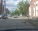 Яма и выбоина на дорожном полотне вдоль улицы Киевская, не доезжая до перекрестка с ул. Фрунзе.