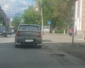 Яма и выбоина на дорожном полотне вдоль улицы Киевская, не доезжая до перекрестка с ул. Фрунзе.