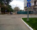 Улица проходит параллельно центральной набережной, которая является лучшей в Поволжье. И рядом должны быть хорошие дороги.