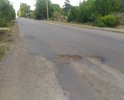 Кроме разрушенного дорожного покрытия, сняли искусственные неровности, которые теперь превратились в ямы...