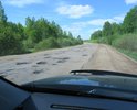 Дорога между двумя районными центрами Новгородской области на территории Старорусского района является по сути заброшенной. На протяжении нескольких лет никем не эксплуатируется. Дорожное полотно на всём протяжении в многочисленных выбоинах и ямах. Фактически передвигаться возможно только по обочине. Кюветы и обочины местами плотно заросли кустарником, который местами полностью закрывает дорожные знаки, например знак "Начало населённого пункта" Великое Село.