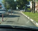 На дороге образуются достаточно крупные ямы, в остальном же асфальт мятый и состоит приемущественно из латок низкого качества