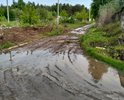 Дорога в Чердаклинской районе Ульяновской области, около 15 км. от Ульяновска, ведущая к берегу р. Волги (водохранилища), который является излюбленным местом отдыха Ульяновцев, а также ведущая в дачное товарищество "Восток". Дорога абсолютно разбита, особенно в двух местах, в районе канализационной насосной станции, принадлежащей, скорее всего, Ульяновскому водоканалу. В этих местах явно производились работы по ремонту или переукладке труб канализации. Дорогу вскрыли, но после этого обратно не уложили. Проехать в этих двух местах практически невозможно. Кроме этого на повороте после каждого дождя стоит огромная лужа на всю проезжую часть, на протяжении 20 - 30 метров. Дорога также разбита в нескольких других местах.