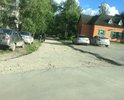 Много ям и разбитого асфальта