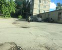 Много ям и разбитого асфальта