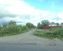 От самого поворота и вдоль всей улицы множество дефектов, включая ямы, трещины, провалы по краям дороги