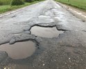Добрый день.
Очень плохое состояние дороги от левого поворота на Гагарин после проезда села Петушки и до поворота на Клушино после Зикеево. Особенно плачевная ситуация на  участке после Самуйлово (Полозово, Битюково и т.д.). Многочисленные рытвины и ямы глубиной 10-20 см., иногда и больше. В течение 15 км. приходится ехать со скоростью 10 км. в час, чтобы не разбить подвеску, постоянно объезжая ямы (иногда по обочине). Иногда днищем машины задеваешь землю. Считаю недопустимым такое состояние дороги на пути в Клушино, на родину первого космонавта Гагарина. Приходится часто ездить по этой дороге, один раз встретили автомобиль с пробитым колесом, в котором находились граждане Франции, которые из Москвы ехали в Клушино! 
Отремонтируйте, пожалуйста эту дорогу! Важно! Это необходимо сделать качественно, т.к. дорога разрушается очень активно. В прошлом году состояние было плохое, но терпимое. В этом году после зимы дорога превратилась в сплошные ямы. Если не предпринять меры, через год по данной дороге проехать на автомобиле будет невозможно. 
Надеюсь на понимание. Более подробно могу прокомментировать по электронной почте или по телефону (предоставлю по запросу в e-mail).
Спасибо.