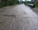Улица выложена бетонными плитами, судя по состоянию уже очень давно, на стыках плит имеются ямы, местами уже вылезает арматура. В дождь половина улицы это одна большая лужа.  Полностью отсутствует пешеходная зона, т.к. улица проходит вдоль рабочих территорий народу ходит очень много и в дождь или зимой в снег приходится по очереди перебираться по островкам проезжей части пешеходам и автомобилям. Зимой это все происходит еще и в темноте, т.к. улица не освещается.