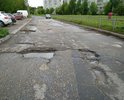 Абсолютно уничтоженное полотно от поворота на ул. Хромова с Петербургского шоссе и до выезда на П.Савельевой.
Возле дома 15 по ул. Хромова яма практически в ширину дороги. В этой яме люди побили уже не один десяток колес.
Прошу принять меры. Ремонт был обещан в конце апреля.