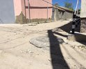 Дорожное покрытие улицы полностью отсутствует, дорога разбита, из-за ям и бугров невозможно не только проехать, но и пройти, хотя движение в этом районе достаточно интенсивное.