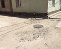 Дорожное покрытие улицы полностью отсутствует, дорога разбита, из-за ям и бугров невозможно не только проехать, но и пройти, хотя движение в этом районе достаточно интенсивное.