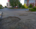 Большие выбоины достигают глубины 20 см, из года в год растут. Медленно проезжая эти ямы, затрудняешь движение по ул.1-я Рабочая, особенно в час пик. В связи с отсутствием ливневой канализации, после дождя на данном участке скапливается огромная лужа. Люди просто разбивают подвеску своих авто, особенно незнающие про эти ямы!