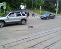 При следовании со стороны  ул.Урицкого от Костела на ул. Твардовского через ул. Тенишевой на дороге по  ул. Тенишевой посередине большая глубокая яма. Требуются дорожные работы по ее заделке. Машины объезжая яму маневрируют и создают угрозу безопасного дорожного движения остальным водителям. Дор. работы требуется провести в кратчайшие сроки. Это аварийный участок. Ждём принятых от дорожников и Администрации мер!!!!