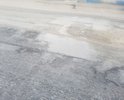 Дорожное полотно по ул. Карташова в неудовлетворительном состоянии, выбоины и неровности по всему указанному отрезку дороги.