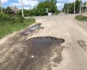 Дорога не асфальтирована. В сырую погоду невозможно проехать