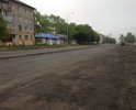 Горячий асфальт укладывали, несмотря на то, что среднесуточная температура – минус 15 градусов. Итог: асфальт по весне просто рассыпался.