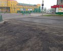 Горячий асфальт укладывали, несмотря на то, что среднесуточная температура – минус 15 градусов. Итог: асфальт по весне просто рассыпался.