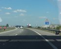 Проблема заключается в том, что к скоростному участку дороги примыкает достаточно загруженная второстепенная, при этом отсутствуют полосы для разгона и торможения, что создаёт аварийную обстановку и сложности со съездом и выездом с трассы
