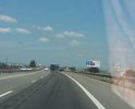 Проблема заключается в том, что к скоростному участку дороги примыкает достаточно загруженная второстепенная, при этом отсутствуют полосы для разгона и торможения, что создаёт аварийную обстановку и сложности со съездом и выездом с трассы