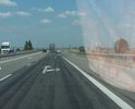 Проблема заключается в том, что к скоростному участку дороги примыкает достаточно загруженная второстепенная, при этом отсутствуют полосы для разгона и торможения, что создаёт аварийную обстановку и сложности со съездом и выездом с трассы