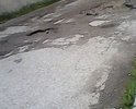 Разбитые дороги, яма на яме. Невозможно нормально проехать.