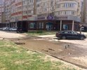 Амурский бульвар является излюбленным местом пеших прогулок с детьми и велосипедистов. Вдоль жилых домов проходит абсолютно "убитая" проезжая дорога. Дорога образовалась после строительства жилого комплекса, проложены плиты, которые от времени и грузовых машин сильно повредило, образовались глубокие ямы, торчит арматура, передвигаться и ездить совершенно небезопасно. Район благоприятный и оставить без внимания эту проблему нельзя! Просим обратить внимание и внести этот объект на рассмотрение.