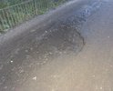 Если вовремя не заделать дефект, то эта яма станет ещё больше и глубже