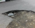 Вот такая яма, на улице Дамбовой уже в течении 2-3 месяцев, а появилась она после работ проводимых здесь местным Водоканалом. Яма становится все больше и глубже.
