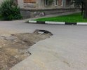 Вот такая яма, на улице Дамбовой уже в течении 2-3 месяцев, а появилась она после работ проводимых здесь местным Водоканалом. Яма становится все больше и глубже.