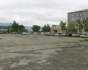Торговая площадь в Луговом - весь асфальт в трещинах и ямах