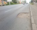 Образовалась глубокая выбоина на дороге (возле дорожного люка) напротив дома, расположенного по адресу ул. Комсомольский 39/4