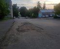 Отсутствие дорожного полотна на участке дороги (возможно парковки или кармана автобусного) рядом с домом Алтайская 41