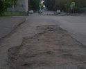 Отсутствие дорожного полотна на участке дороги (возможно парковки или кармана автобусного) рядом с домом Алтайская 41