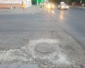 Неровности и практически отсутствие дорожного покрытия (асфальта) на перекрестке Красноармейская и Карташова, ближе к обочине