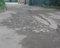 Разбитая дорога между домами 2А и 2Б по улице Матросова