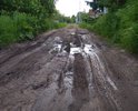 Дорога в ужасном состоянии. К людям живущим на улице Не может проехать скорая помощь, да и самим в плохую погоду не пробраться, приходиться оставлять машину в самом начале и идти с детьми и вещами пешком. Пару лет назад администрация засыпала дальнюю (почему-то начали с конца) часть дороги, где-то 1/3 очень крупным щебнем и на этом весь ремонт закончился, обещали отремонтировать всю. Где дорога?