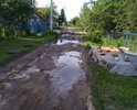 Дорога в ужасном состоянии. К людям живущим на улице Не может проехать скорая помощь, да и самим в плохую погоду не пробраться, приходиться оставлять машину в самом начале и идти с детьми и вещами пешком. Пару лет назад администрация засыпала дальнюю (почему-то начали с конца) часть дороги, где-то 1/3 очень крупным щебнем и на этом весь ремонт закончился, обещали отремонтировать всю. Где дорога?