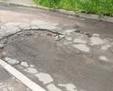 Разбита дорога на съезде с ул. Большая Прорубная к гаражам напротив дома 16 на ул. Сухова