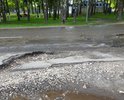 Улица Чкалова в многочисленных глубоких выбоинах на всем протяжении.
