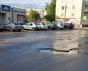 Улица Чкалова в многочисленных глубоких выбоинах на всем протяжении.