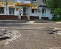 Улица Чкалова в многочисленных глубоких выбоинах на всем протяжении.