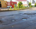 Улица Чкалова в многочисленных глубоких выбоинах на всем протяжении.