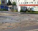 Улица Чкалова в многочисленных глубоких выбоинах на всем протяжении.