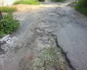 Почти вся дорога не имеет асфальтового покрытия на протяжении нескольких десятков лет, сплошные ямы, кочки и размытые ручьями канавы.