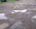 Одна из центральных дорого г. Фатежа. Вся дорога состоит из ям. Передвигаться на автомобиле невозможно, ве стараются эту улицу объезжать.